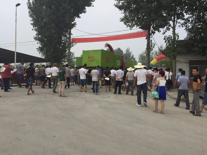 2018年度莖穗兼收玉米收割機大型現場演示會